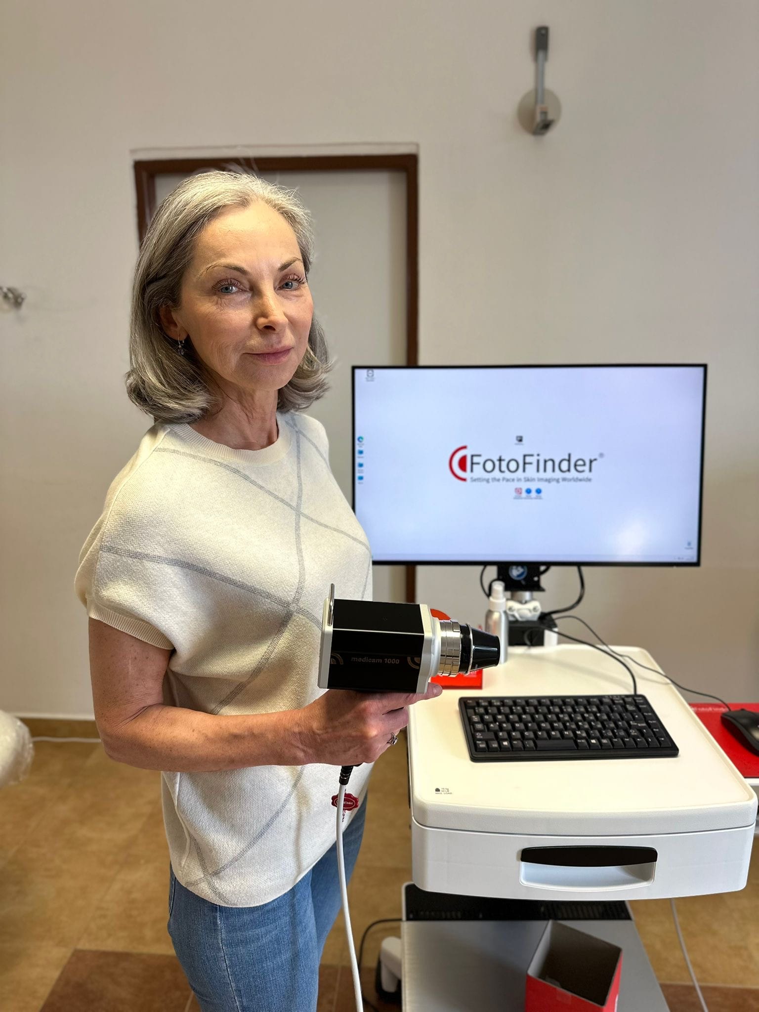 MUDr. Iveta Kupcová s digitálnym dermatoskopom FotoFinder